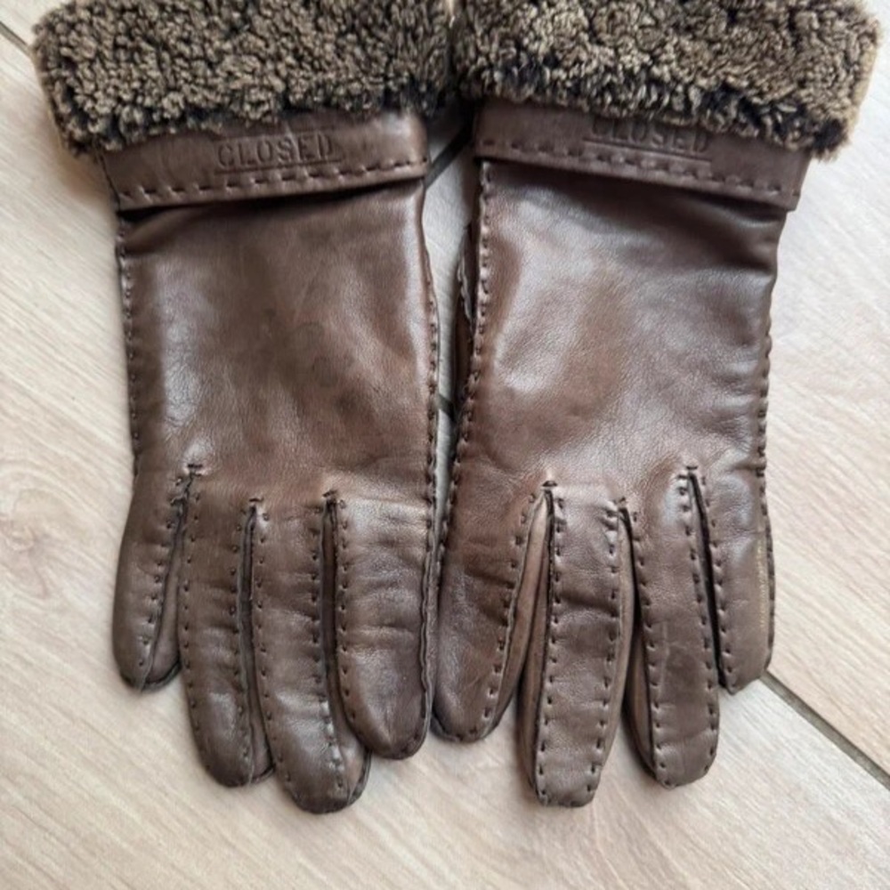 Closed Dark Brown Leather Gloves with Fur Trim